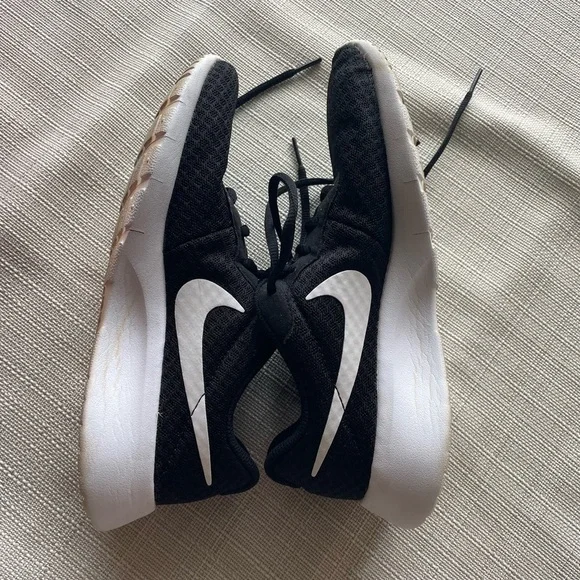 Nike Tanjun Shoes - 5Y / 6.5W - Picture 3 of 8